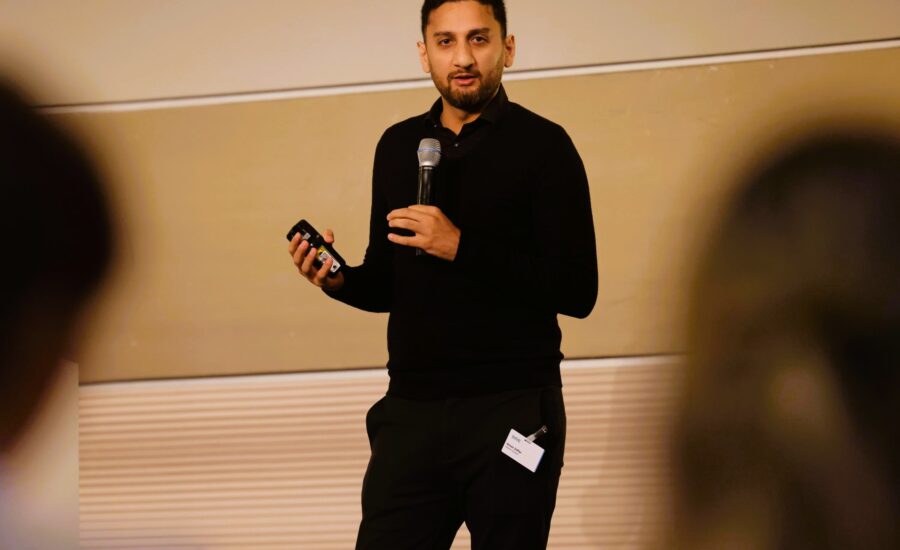 Agentic AI Governance BaFin AI Act erklärt: Wie Banken und Versicherungen KI regulatorisch sicher betreiben. Umair Zaffar -KI Experte - Speaker -Berater